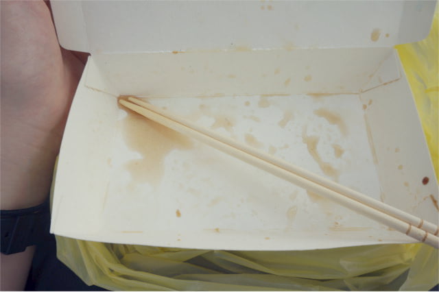 台湾　淡水の川沿いのベンチで小籠包を完食。