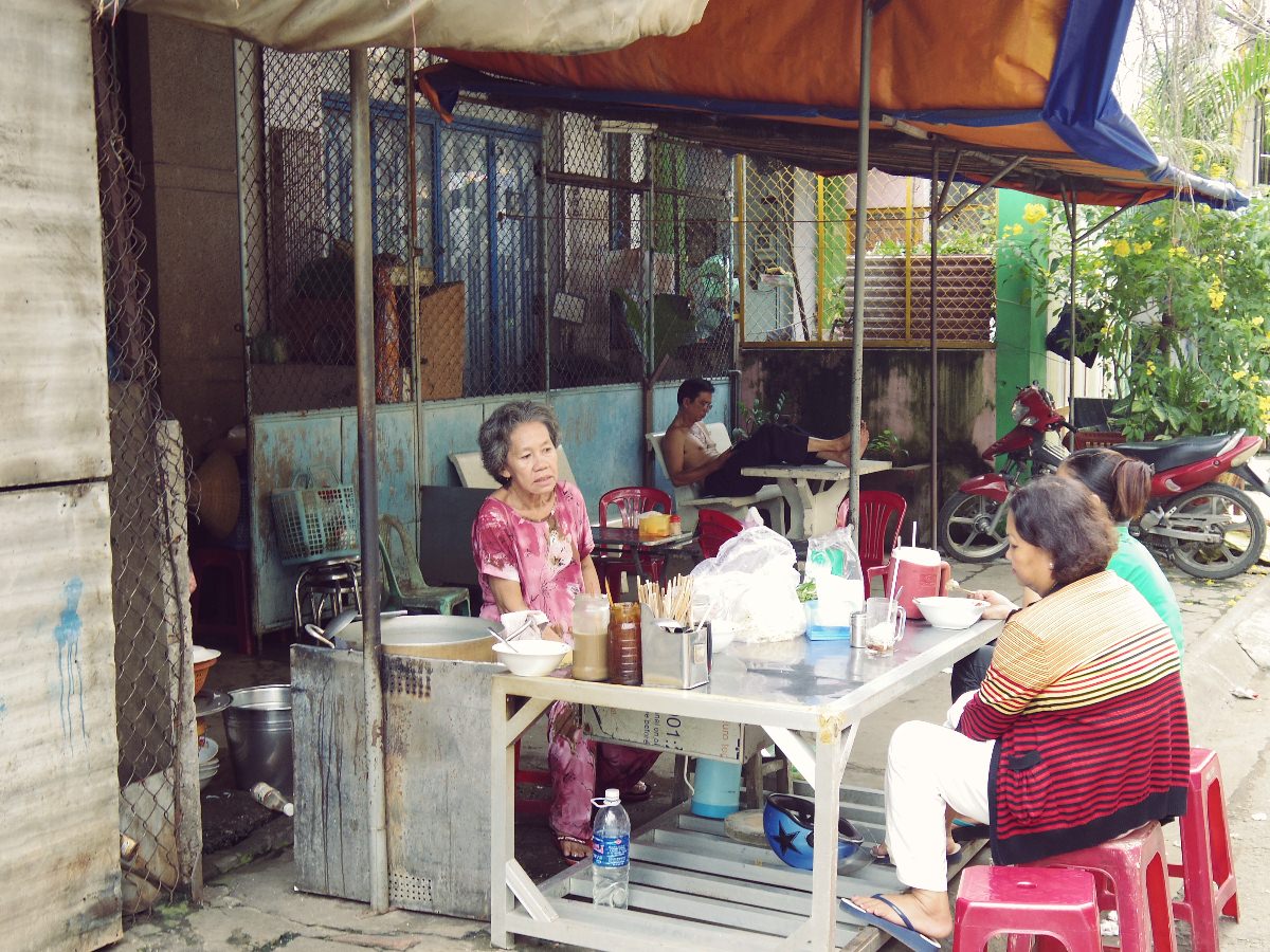 ベトナムのおばさんのほとんどはセットアップを着ている