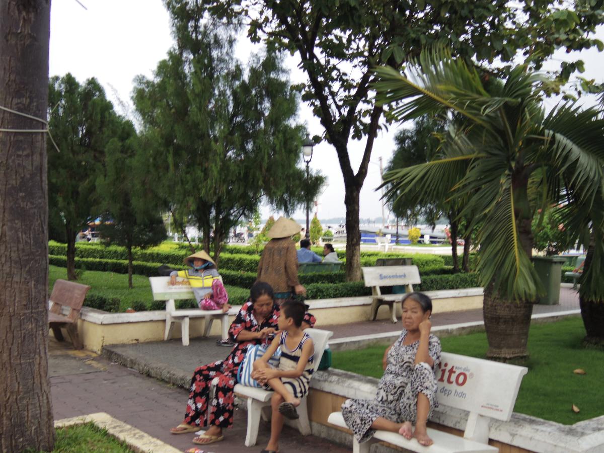 ベトナムのおばさんのほとんどはセットアップを着ている