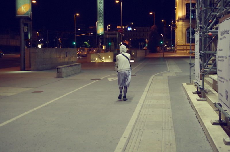 オーストリア ウィーンでの夜。寒いのでタイツを購入。