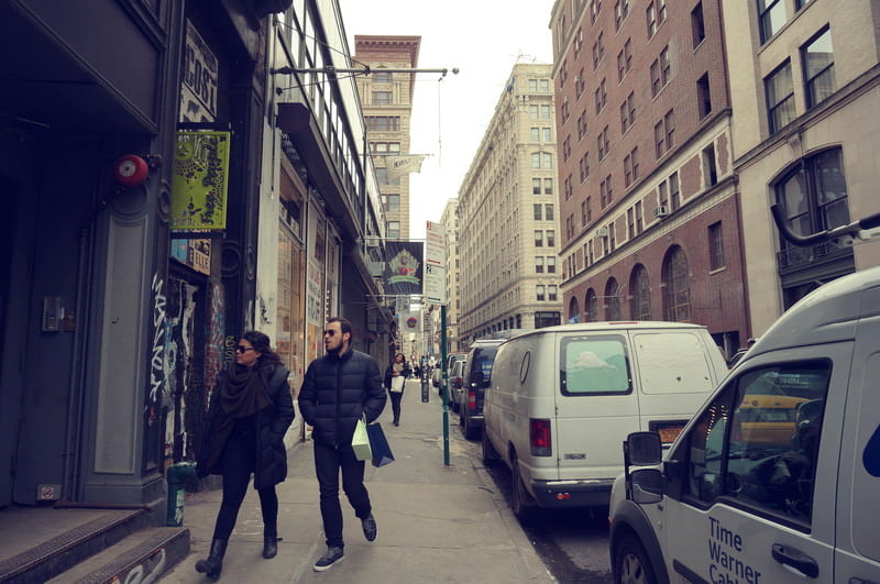 ニューヨーク ソーホーは寒いので皆厚着。