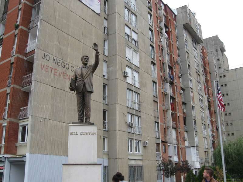 コソボ-クリントン像